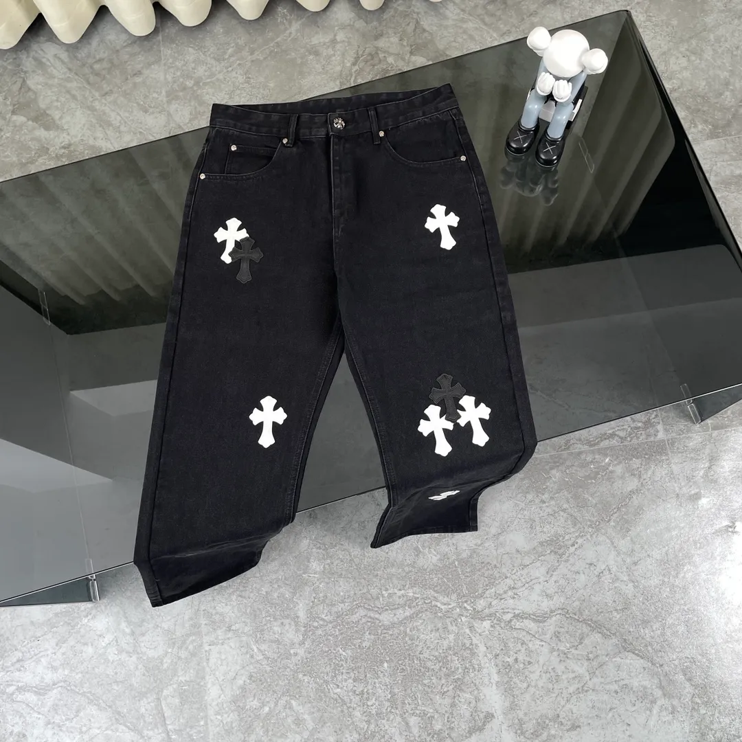 🅿️280 original development, hardware customization, chrome hearts Chengdu limited, new city limited jeans, Chrome Hearts city limited jeans, vintage levis, American-made 501 black and gray base version, Levi's American-made 501 base version, imported sheepskin, 925 silver jewelry remake [Top heavy industry fashionable design] Consistently made in high street luxury style. Speaking of this style, the Zangyin family and GU family are definitely the leading representative brands. Especially the Zangyin family has really achieved a state-of-the-art effect in creating high street style. The unique washed material is used to create this style. The color system is quite eye-catching. It is decorated with patchwork cross flowers, which cleverly highlights the charm of the brand. Secondly, this style uses classic The high-waist cutting design highlights the long legs and fashionable temperament of the upper body. The brand is highly recognizable and the slim fit configuration is more suitable for daily wear. It is a product that interprets personality, fashion, and specifications at a glance. This single product is enough to make any fan excited. It can be a white T-shirt for youthful preppy style, or a tight suspender for lady style. It has strong matching ability and can be easily controlled by men.  [Material and craftsmanship] Needless to say, this point goes without saying. As an excellent craftsman brand, Zangyin has really perfect requirements for details and craftsmanship. The washed color of this model has gone through so many processes, not to mention the embellishment of the denim appliqués. It is also purely handmade and sewn. Just like what they believe in, only handmade things have soul and have the meaning of wear. A top-notch heavy-duty fashionable denim item, I look forward to your perfect interpretation! !